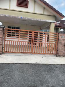 樟仑Homestay Merbau Changloon的房屋前的木门