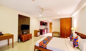 JojeraFabHotel Prime Indeedcare Hotel & Resorts的一间卧室配有一张床和一台电视