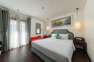 河内Hanoi Calista Hotel的卧室设有白色大床和窗户。