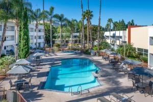 圣何塞费尔菲尔德客栈及圣何塞机场万豪套房酒店的一张带桌椅的度假村游泳池的图片
