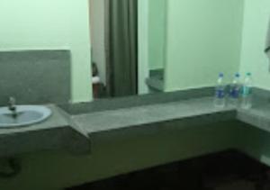 RourkelaHotel Solan Rourkela的一间带水槽和镜子的浴室