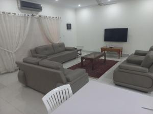 伊斯兰堡DHA 2 Villa, Near Giga Mall, Islamabad的带沙发和平面电视的客厅