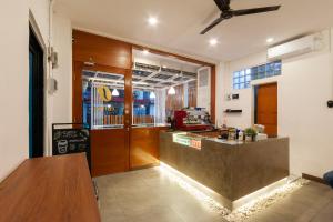 茂物Sans Hotel Suryakencana Bogor的厨房配有柜台和台面