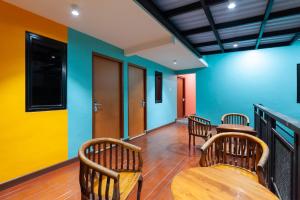茂物Sans Hotel Suryakencana Bogor的一间设有三把木椅的房间和一间酒吧