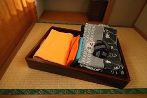 富士河口湖若水荘日式旅馆的地板上装满毛巾的木箱