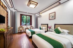 苏州同里澜舍庭院民宿的酒店客房设有两张床和电视。