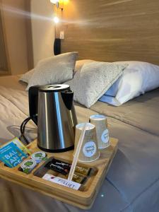 巴斯洛内特杜切瓦布兰克酒店的床上的带咖啡壶的托盘