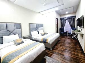 Hotel Grand Pakeeza客房内的一张或多张床位