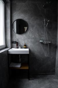皮利佩齐AINO Hotel的一间带水槽和镜子的浴室
