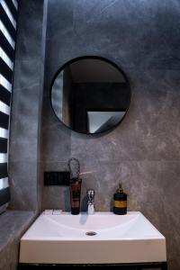 皮利佩齐AINO Hotel的浴室设有白色水槽和镜子