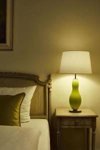 居特斯洛居特斯洛公园酒店的床头桌旁的灯