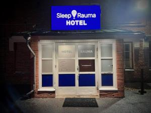 劳马Hotel Sleep at Rauma的一座建筑,上面标有读Reyna酒店