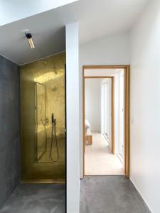 哥本哈根House in beautiful Copenhagen的带淋浴的浴室和通往客房的门