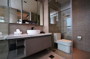 吉隆坡Expressionz Professional Suites Kuala Lumpur的一间带水槽和卫生间的浴室