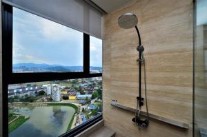 吉隆坡Expressionz Professional Suites Kuala Lumpur的带淋浴的浴室,设有大窗户