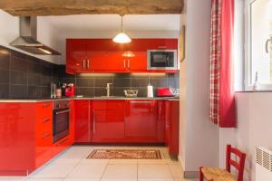 LormesAppaloosa的红色的厨房,配有红色橱柜和窗户