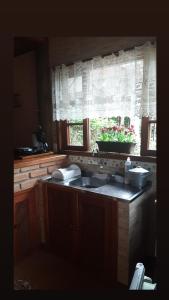 维奥康德马奥Chale Raio De Luz的厨房设有水槽和窗户。