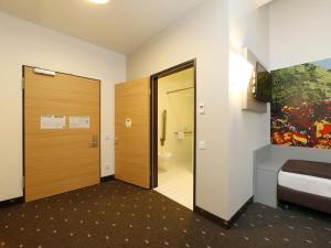 柏林柏林 - 蒂尔加滕酒店的一间设有通往浴室的门的房间