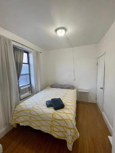 西纽约Room in a 2 Bedrooms apt. 10 minutes to Time Square!的一间卧室配有一张黄色毯子床