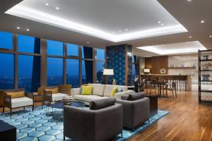 伊斯坦布尔伊斯坦布尔希什利万豪酒店 的客厅配有沙发和桌子