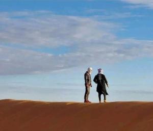 AdrouineHoneymoon Luxury Glamping的两个人站在沙丘顶上