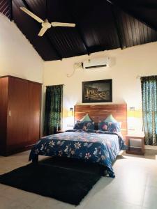 GonikoppalThe Road's End的一间卧室配有一张床和吊扇