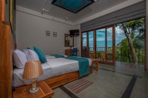 埃拉埃勒塞伦尼特度假屋的一间卧室设有一张床,享有海景