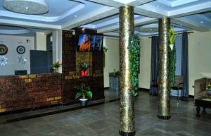 金贾HOTEL ZEPTAN的大厅,大厅里设有柱子和电视