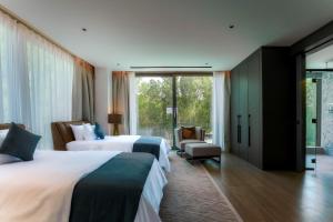 阿布扎比Nurai Water Villa By Luxury Explorers Collection的酒店客房设有两张床和窗户。
