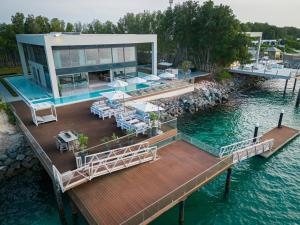 阿布扎比Nurai Water Villa By Luxury Explorers Collection的水面上码头上房屋的空中景观