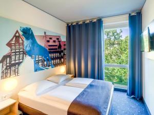 布伦瑞克布伦瑞克市B&B酒店的酒店客房设有床和窗户。