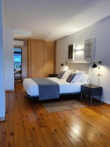 圣地亚哥－德孔波斯特拉Apartamentos Ciudad Santiago的一间卧室设有一张大床,铺有木地板