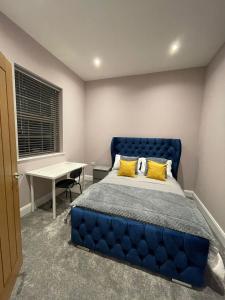 波塔当Boutique Villa - Room 1的卧室内的一张带黄色枕头的蓝色床