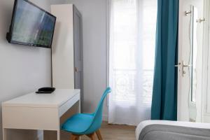 巴黎勒杰德尔酒店的客房配有书桌和蓝椅。