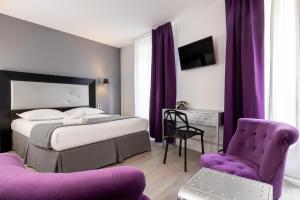 巴黎勒杰德尔酒店的一间卧室配有紫色窗帘、一张床和一把椅子