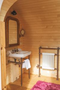 Saint-Jouin-Bruneval凯撒的松树 - 埃特勒特运动酒店的一间带水槽和镜子的浴室