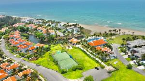 岘港Danang Amazing Ocean Villas的享有度假胜地的空中景致,设有网球场和海洋