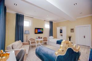 撒马尔罕HOTEL SILK ROAD EMPIRE SAMARKAND的客厅配有床和沙发