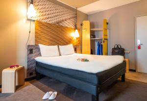 日内瓦日内瓦中心拉克宜必思酒店的一间位于酒店的房间,配有一张大床