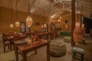 埃拉埃勒塞伦尼特度假屋的餐厅设有木桌、椅子和吊灯。