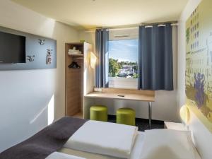 布伦瑞克布伦瑞克北B＆B酒店的一间卧室配有一张床、一张书桌和一个窗户。