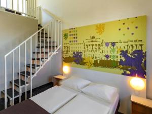 布伦瑞克布伦瑞克北B＆B酒店的小房间设有床和楼梯