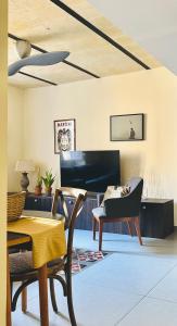 瓦莱塔Valletta Boutique Home的客厅配有椅子和桌子