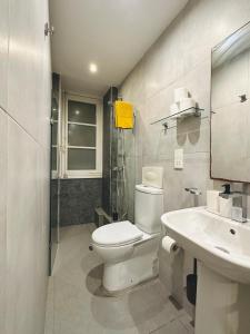 瓦莱塔Valletta Boutique Home的白色的浴室设有卫生间和水槽。