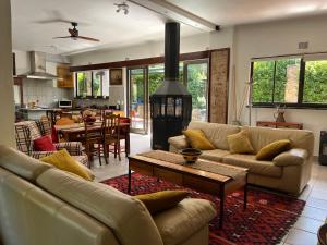 斯泰伦博斯Santika Villa Stellenbosch的客厅配有两张沙发和一个炉灶