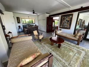 斯泰伦博斯Santika Villa Stellenbosch的客厅配有沙发和桌子