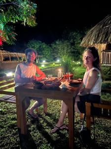 蒂瑟默哈拉默Saffron Lake Yala的两个女人晚上坐在野餐桌上
