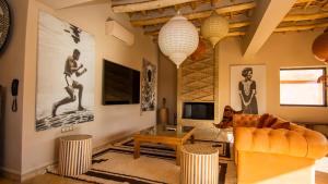 阿伊特本哈杜柯萨易吉安达住宿加早餐旅馆的带沙发和电视的客厅