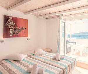 天堂海滩天堂海滨度假酒店的一间卧室设有一张床,享有海景
