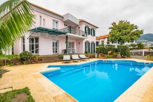 丰沙尔Villa Magnólia的别墅前设有游泳池